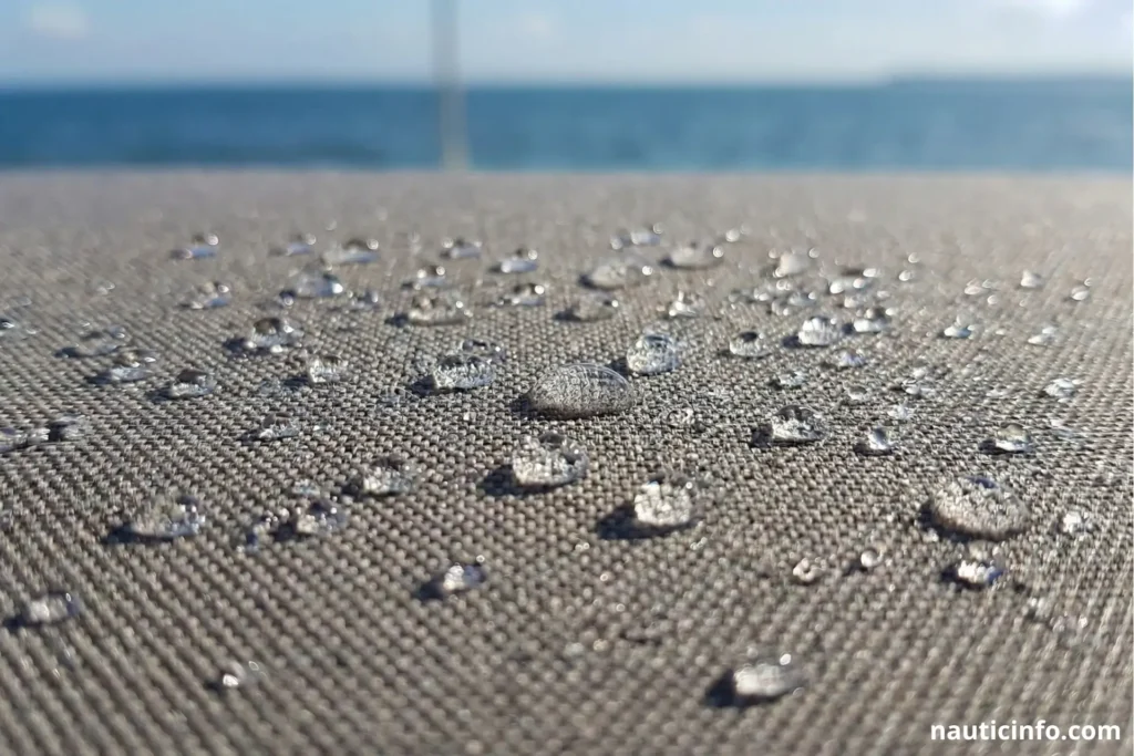 Acrylique teint masse vs Polyester